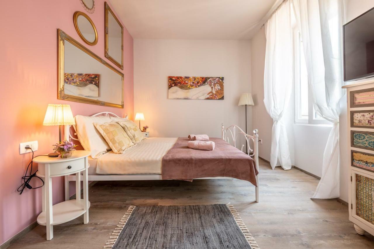 Old City Romantic Studios 3 Pula Exterior photo