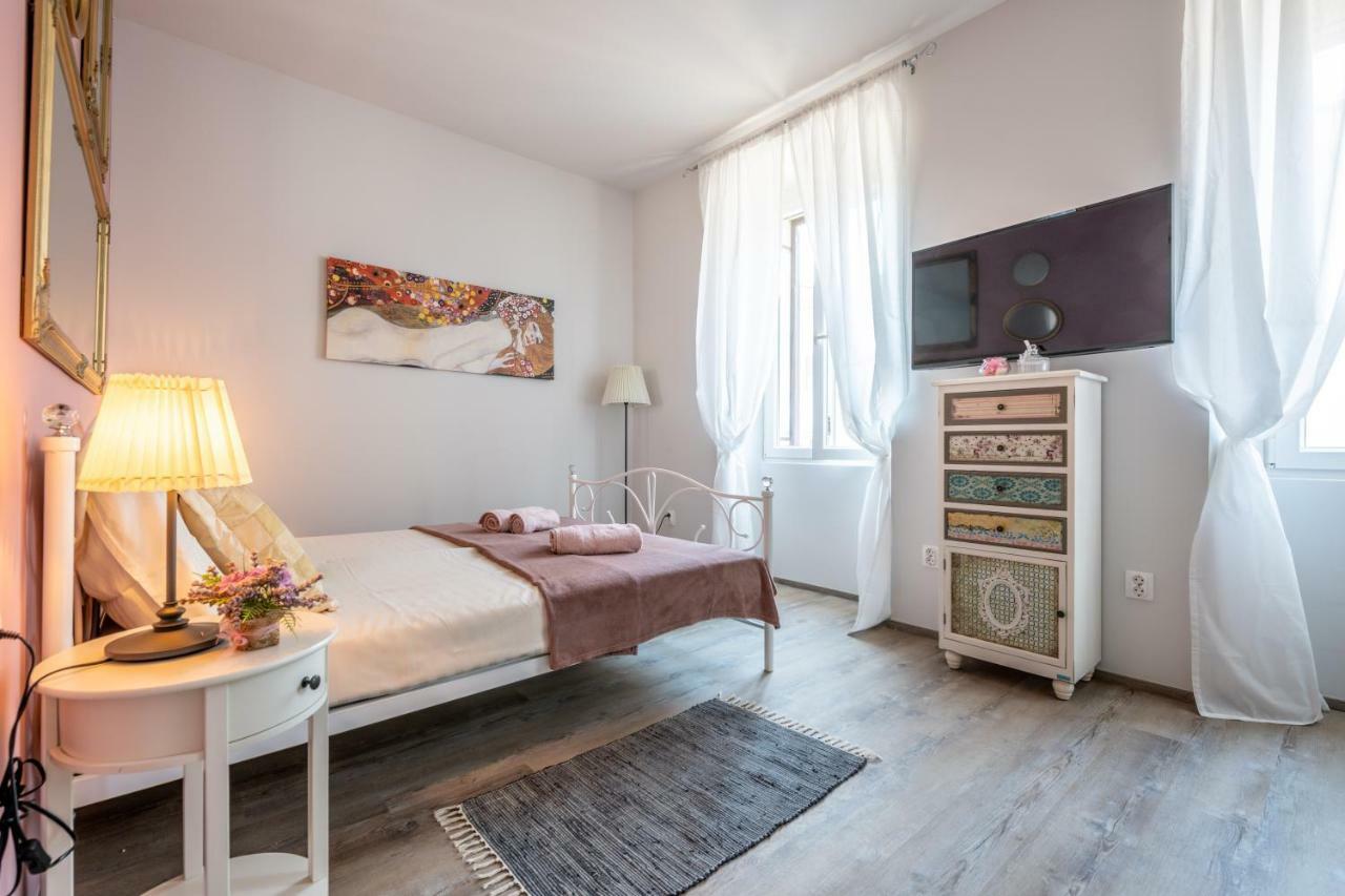 Old City Romantic Studios 3 Pula Exterior photo