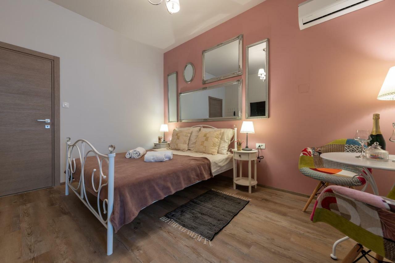 Old City Romantic Studios 3 Pula Exterior photo