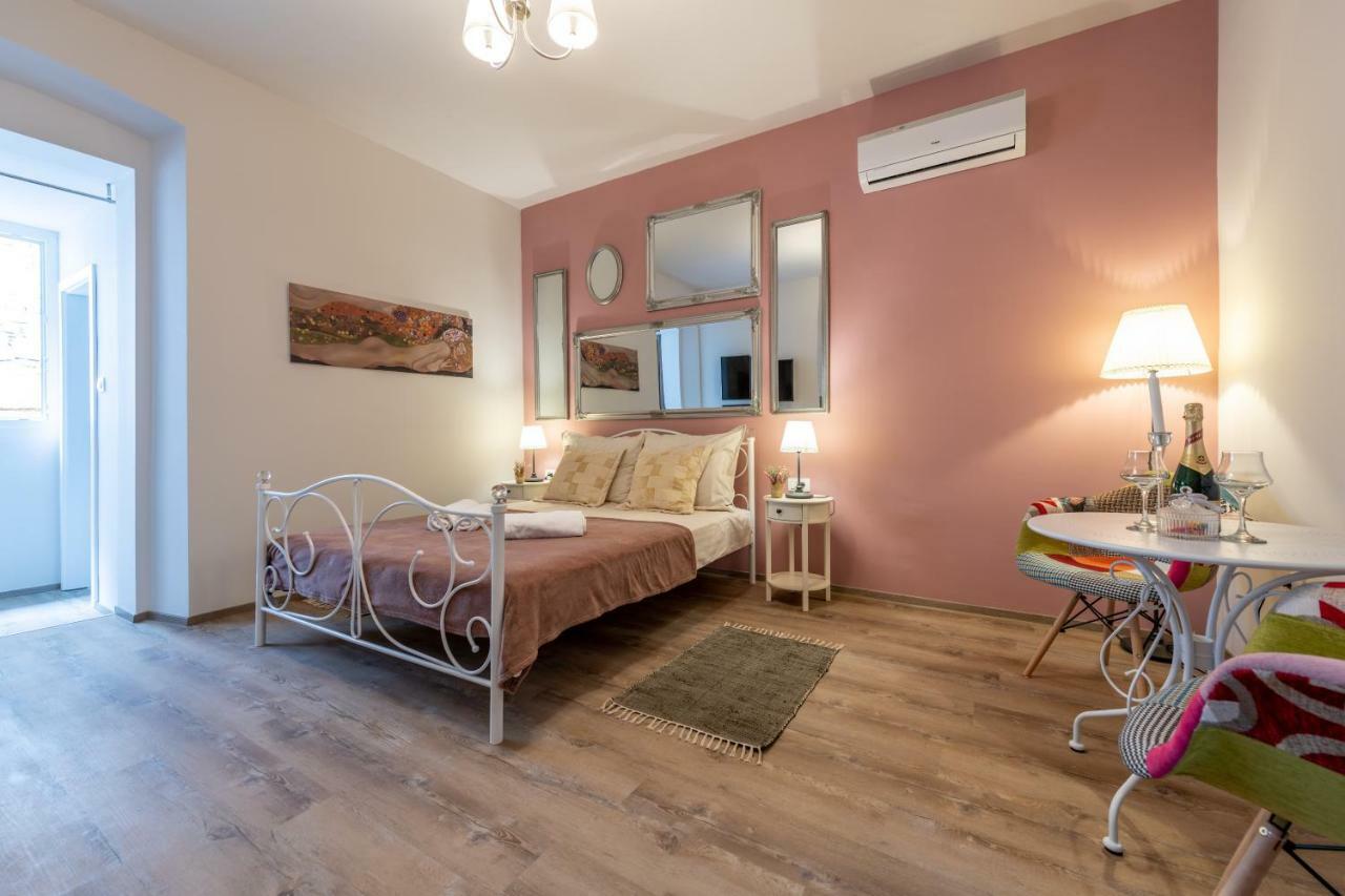 Old City Romantic Studios 3 Pula Exterior photo